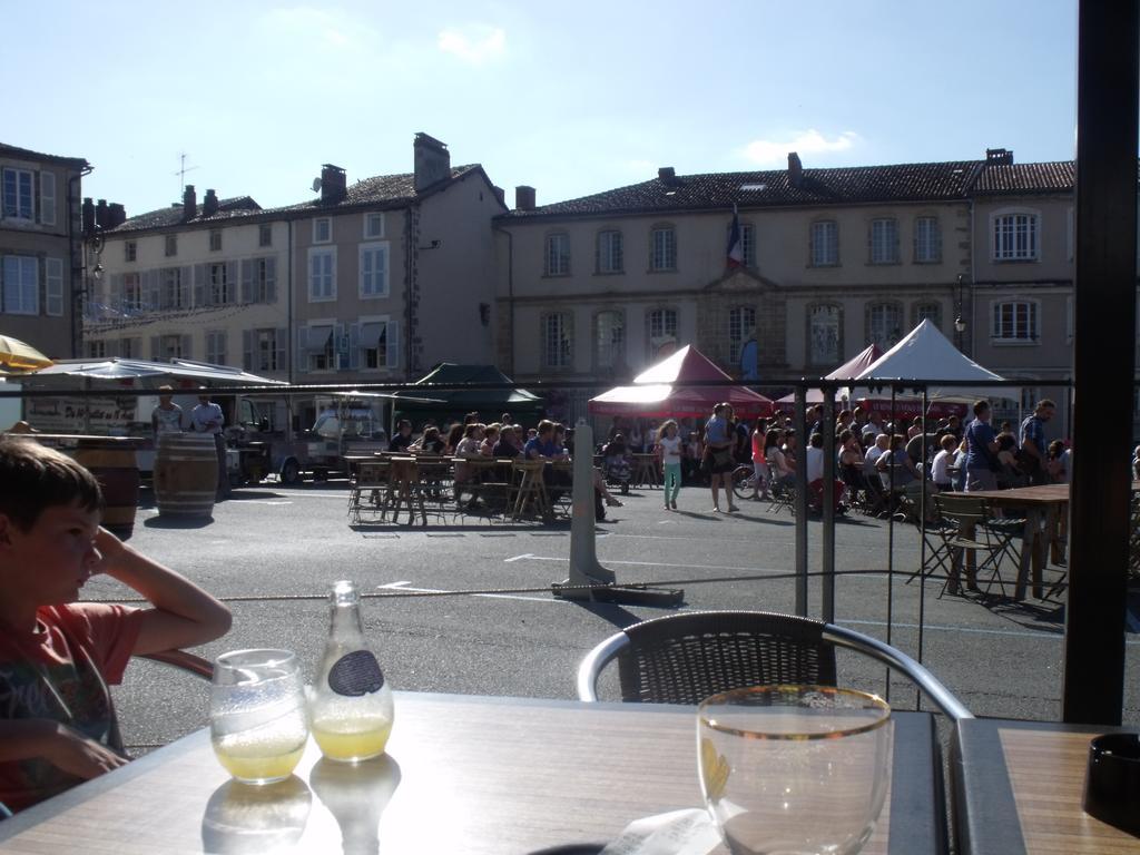 Camping Des Ribieres Confolens Bagian luar foto