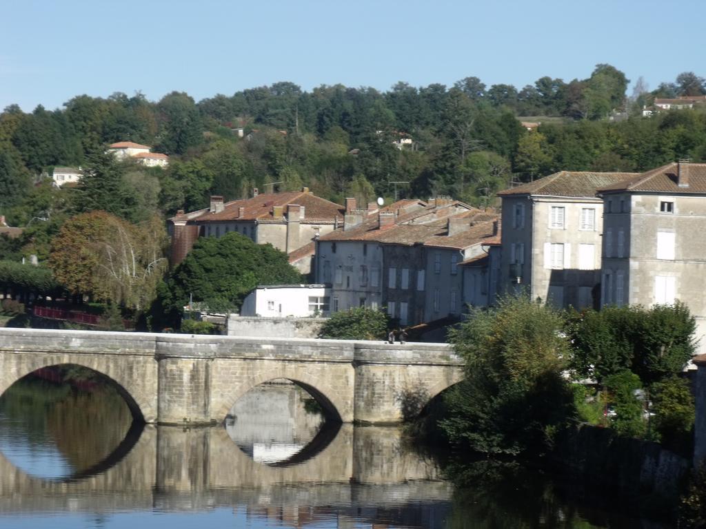 Camping Des Ribieres Hotel Confolens Bagian luar foto