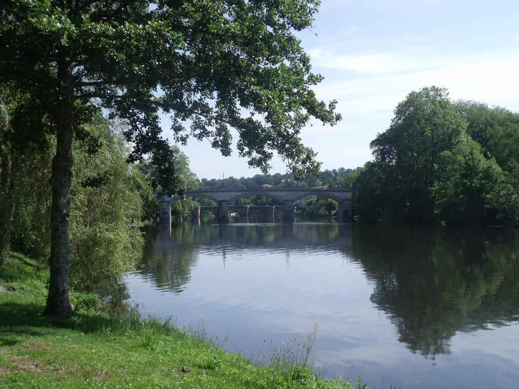 Camping Des Ribieres Confolens Bagian luar foto